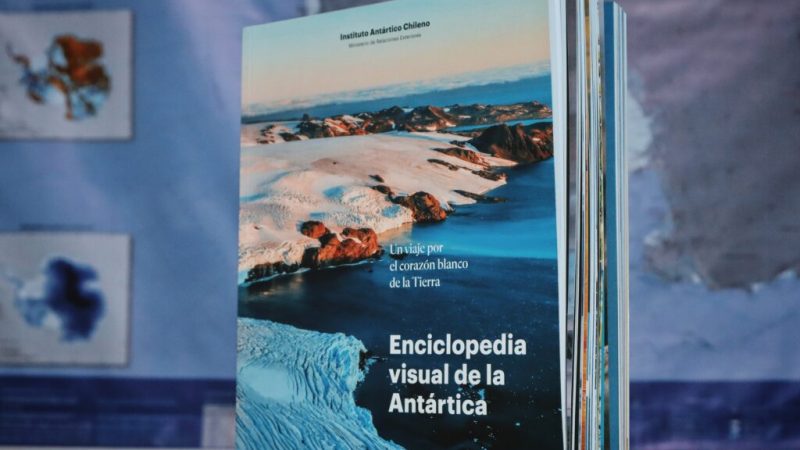 Presentan segunda edición de la Enciclopedia Visual de la Antártica | Libro de divulgación científica del INACH
