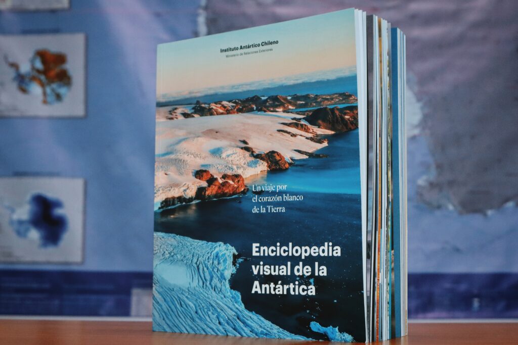 Presentan segunda edición de la Enciclopedia Visual de la Antártica | Libro de divulgación científica del INACH