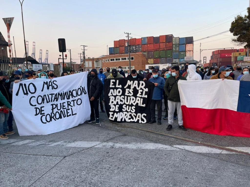 Pescadores artesanales se manifiestan frente a “Puerto Coronel” por daños tras vertimiento de carbón en el mar