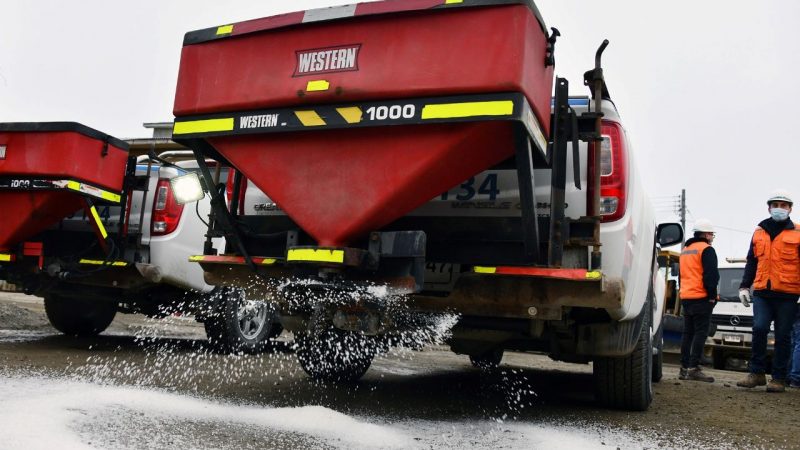De 400 toneladas de sal dispone la Municipalidad de Punta Arenas para enfrentar este invierno 2022 | Alcalde Radonich destacó trabajo de los funcionarios de la Dirección de Operaciones