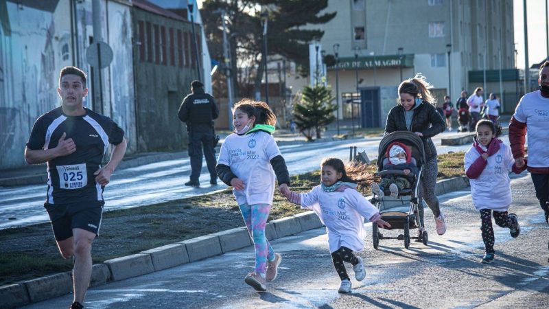 Más de 600 magallánicos vencieron el frío y viento austral en la “Corrida Familiar del Mes del Mar 2022”