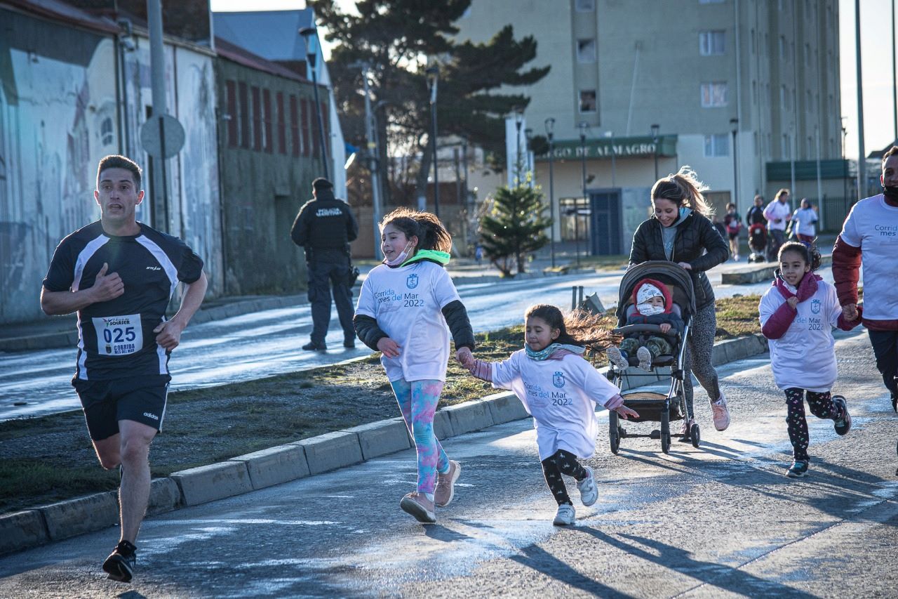 Más de 600 magallánicos vencieron el frío y viento austral en la “Corrida Familiar del Mes del Mar 2022”