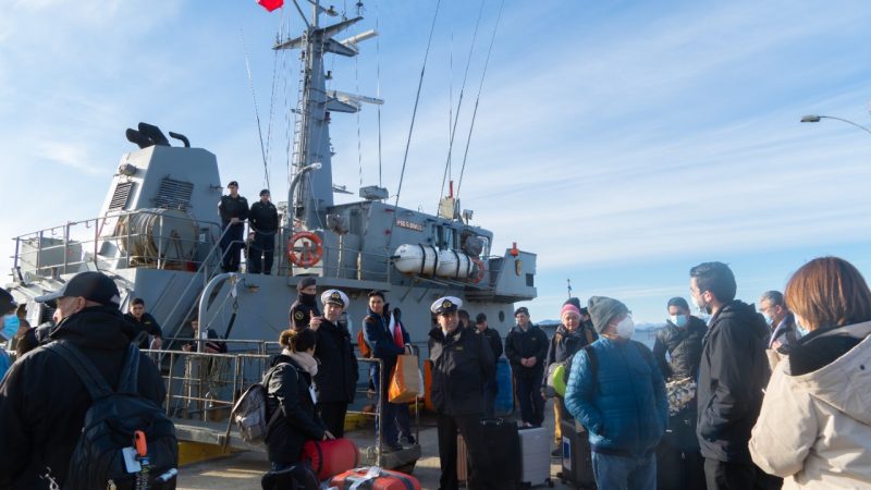 Exitoso operativo conjunto de Fundación ACRUX y Servicio de Salud apoyó en la reducción de listas de espera en Magallanes | Con el apoyo logístico de la Armada en Puerto Natales, Porvenir y Puerto Williams