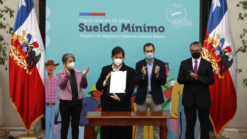Presidente Gabriel Boric promulgó ley que incrementa salario mínimo, reajusta asignaciones familiares y subvenciona a pymes
