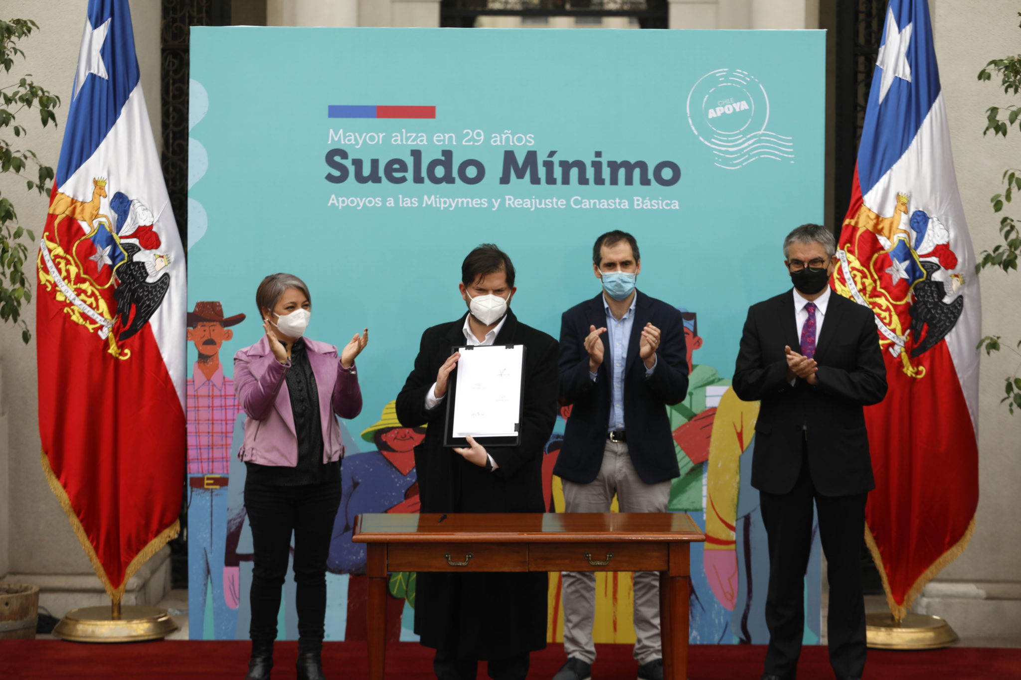 Presidente Gabriel Boric promulgó ley que incrementa salario mínimo, reajusta asignaciones familiares y subvenciona a pymes