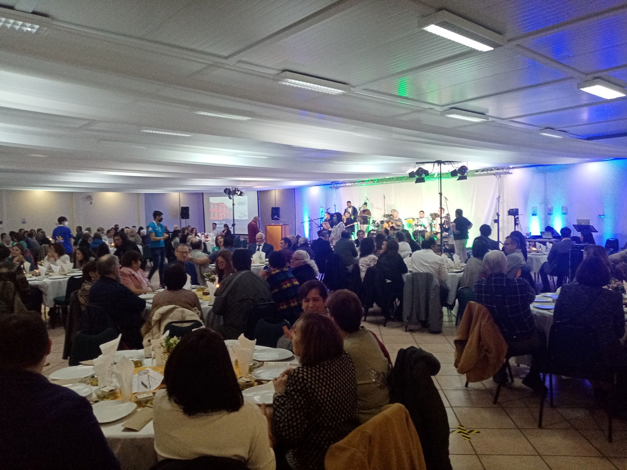 Exitosa Cena del Samaritano se realizó en Punta Arenas | Director ejecutivo de Fide XII Reinaldo Leiva, llamó a la comunidad a ser socios del Hogar de Cristo