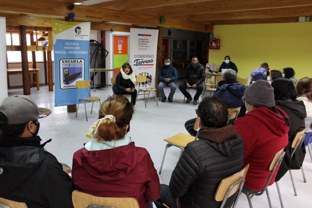Gobierno en Terreno se trasladó hasta la localidad más apartada de Última Esperanza | Delegada Romina Alvarez entrega compromiso del gobierno con la comunidad de Puerto Edén