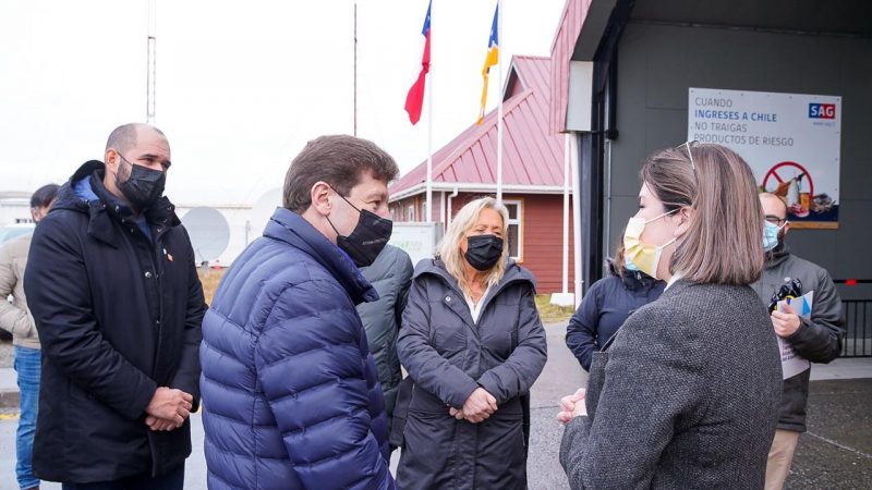 Gobernador de Tierra del Fuego, Antártida e Islas del Atlántico, Gustavo Melella, mantuvo un encuentro con la Delegada Presidencial provincial de Tierra del Fuego chilena, Karim Fierro Brstilo, en el paso fronterizo San Sebastián