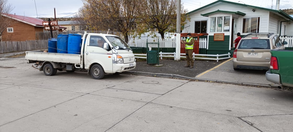 Detienen a sujeto por conducir con licencia falsa en Villa Tehuelches