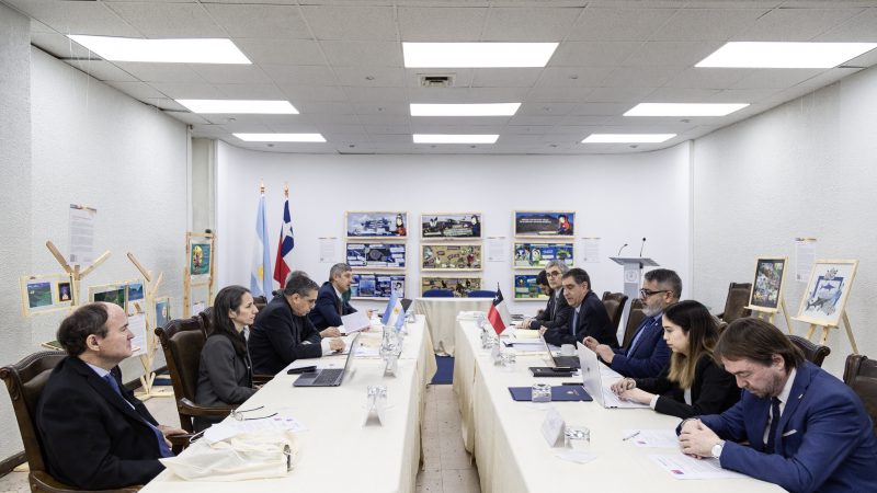 Representantes nacionales participan en primera reunión de la Comisión Binacional Chile-Argentina en materia Antártica