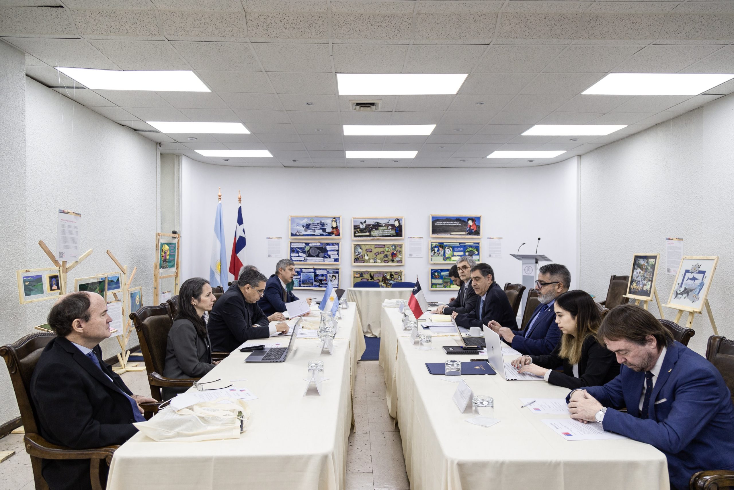 Representantes nacionales participan en primera reunión de la Comisión Binacional Chile-Argentina en materia Antártica
