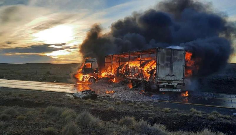Camión de patente argentina fue consumido por el fuego. Se investigan las causas del siniestro.