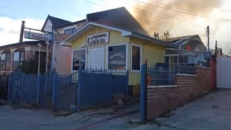 Incendio afectó una vivienda y local de panadería en el sector surponiente de Punta Arenas