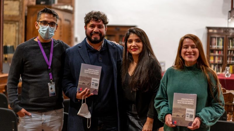 Libro rescata arquitectura y formación social de los antiguos campamentos petroleros de ENAP en Tierra del Fuego | Autores presentaron su obra en Santiago