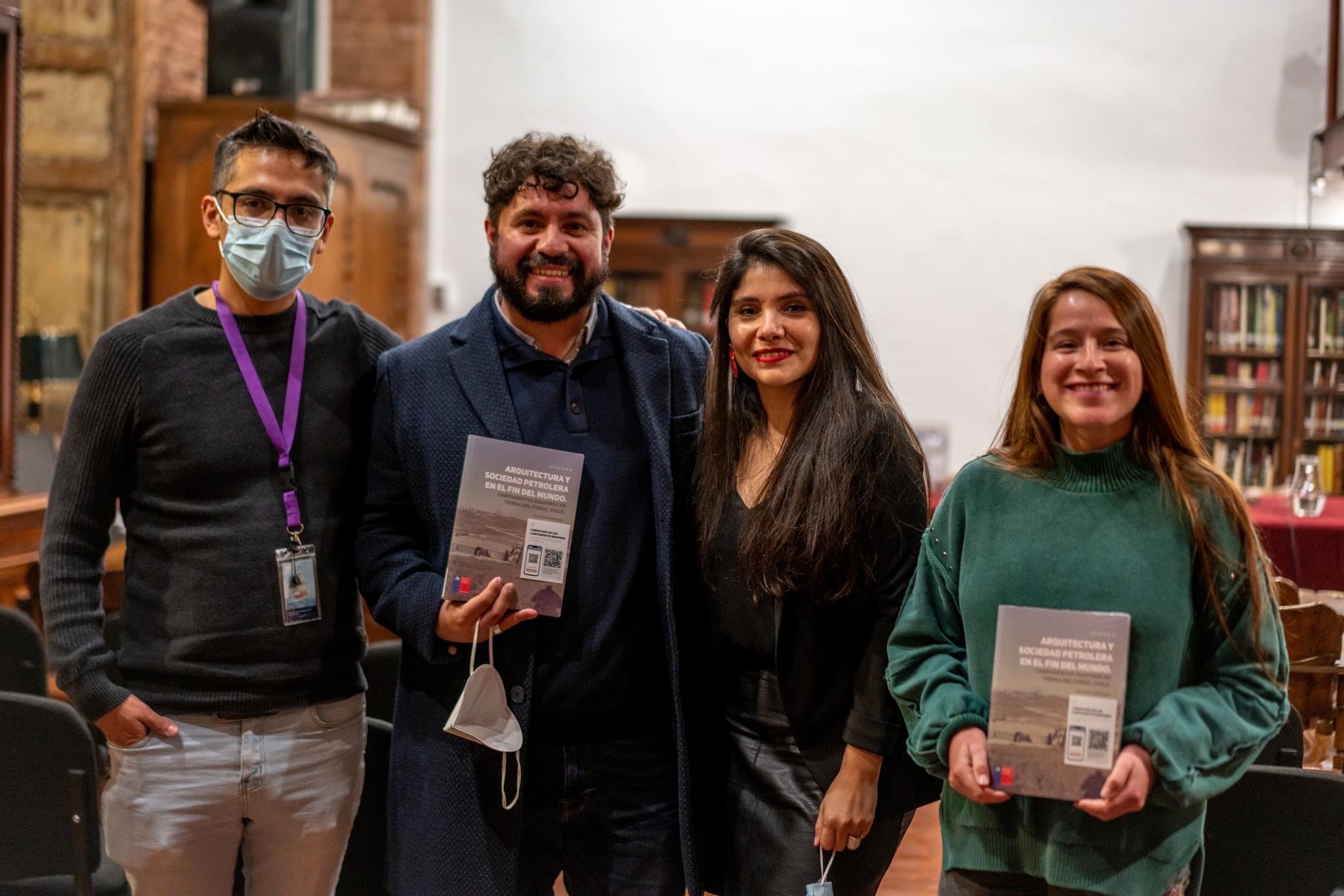 Libro rescata arquitectura y formación social de los antiguos campamentos petroleros de ENAP en Tierra del Fuego | Autores presentaron su obra en Santiago