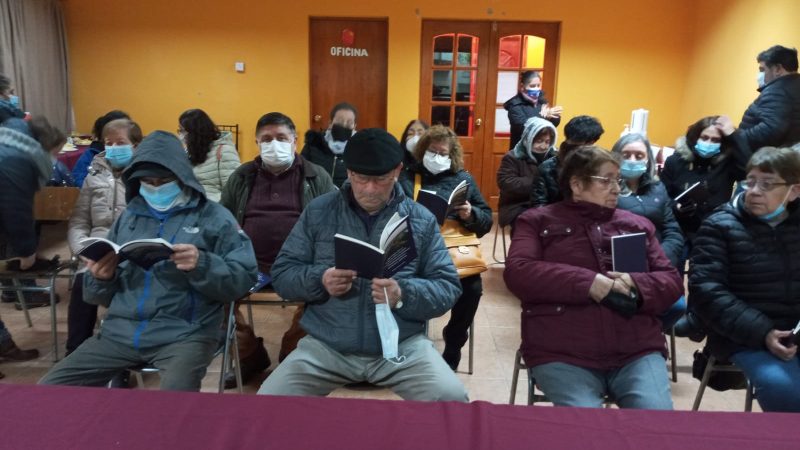 Fue presentado el libro «Historia de la Población Calisto» de Punta Arenas en la junta de vecinos del sector