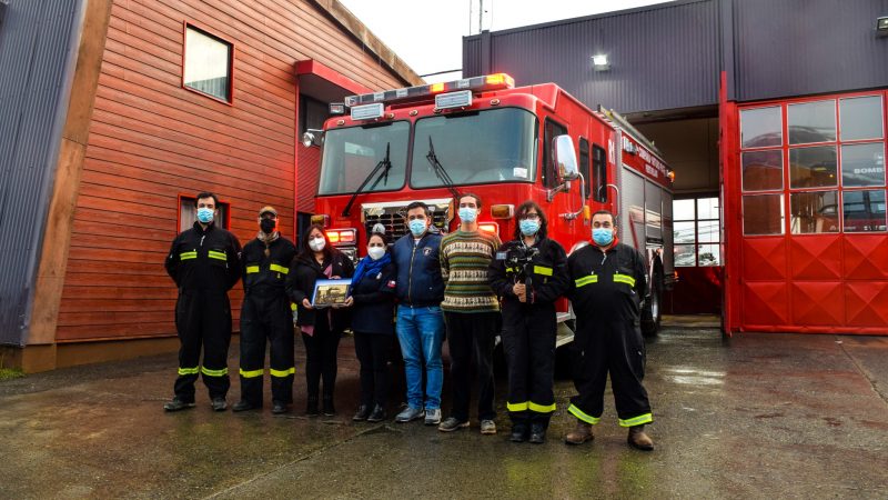 En su 35º aniversario, Delegada Presidencial María Luisa Muñoz realiza reconocimiento a Primera Compañía de Bomberos «Arturo Prat» de Puerto Williams