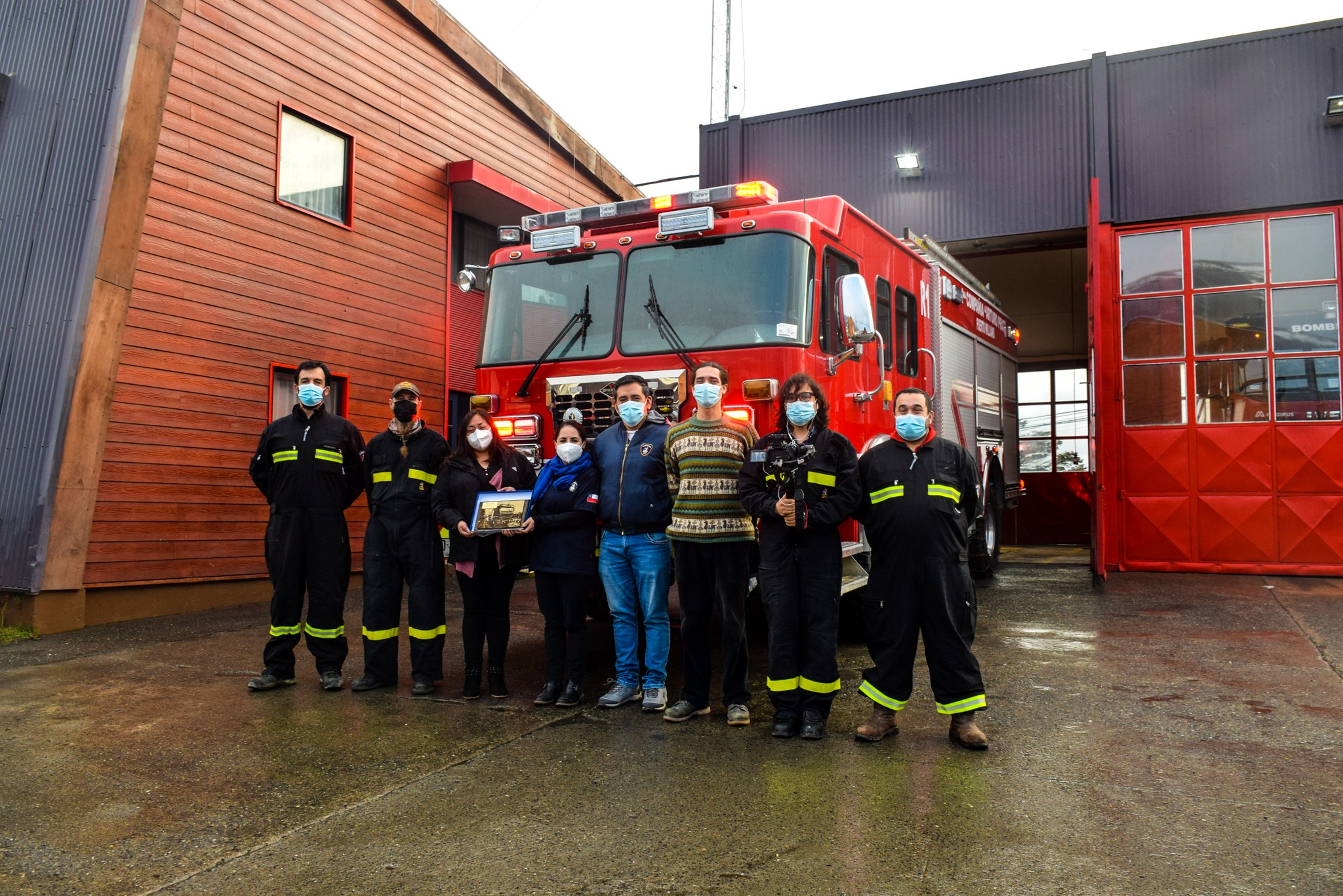 En su 35º aniversario, Delegada Presidencial María Luisa Muñoz realiza reconocimiento a Primera Compañía de Bomberos «Arturo Prat» de Puerto Williams
