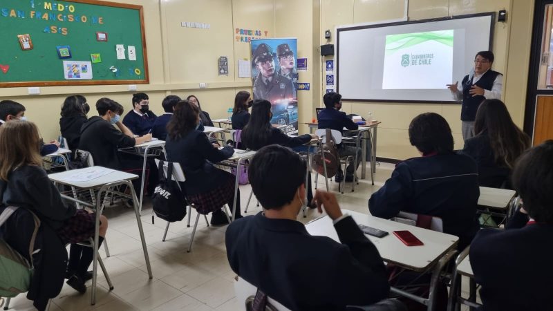 Labor preventiva de Carabineros | Más de 800 jóvenes han recibido primeros auxilios psicológicos en charlas de convivencia frente al acoso escolar