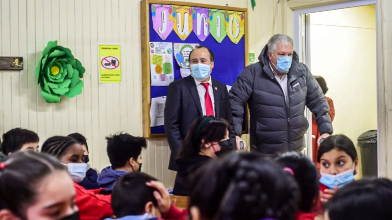 Senador Kusanovic constató problema de hacinamiento que afecta a la Escuela Libertador Bernardo O’Higgins en Porvenir