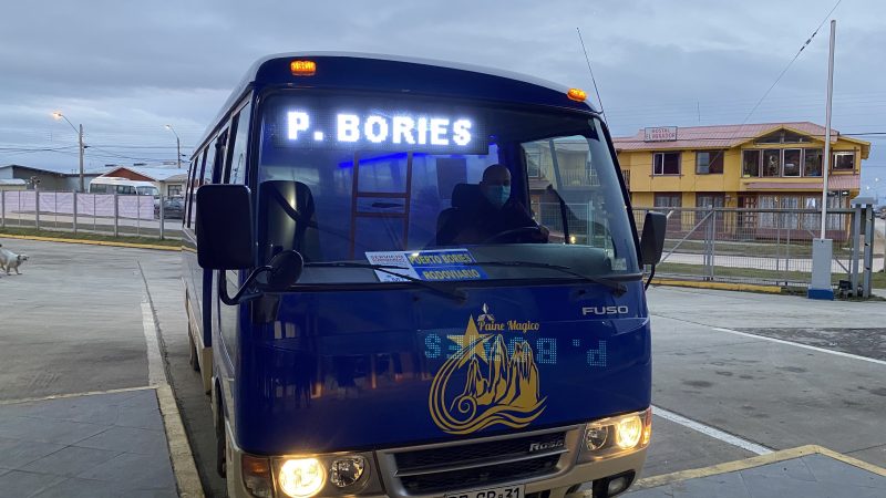 Servicio de transporte terrestre que une Natales con Puerto Bories extiende recorrido a sede provincial de la UMAG | Gestión del SEREMI de Transporte Rodrigo Hernández