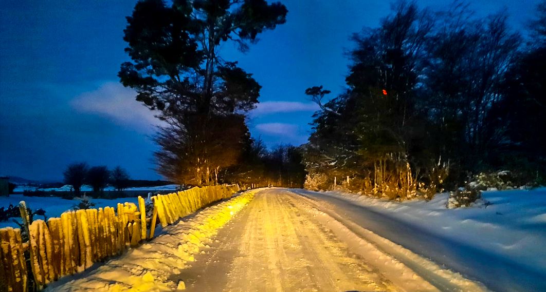 En medio de nevadas | Maquinaria de empresa Vilicic realiza despejes de rutas en Isla Navarino