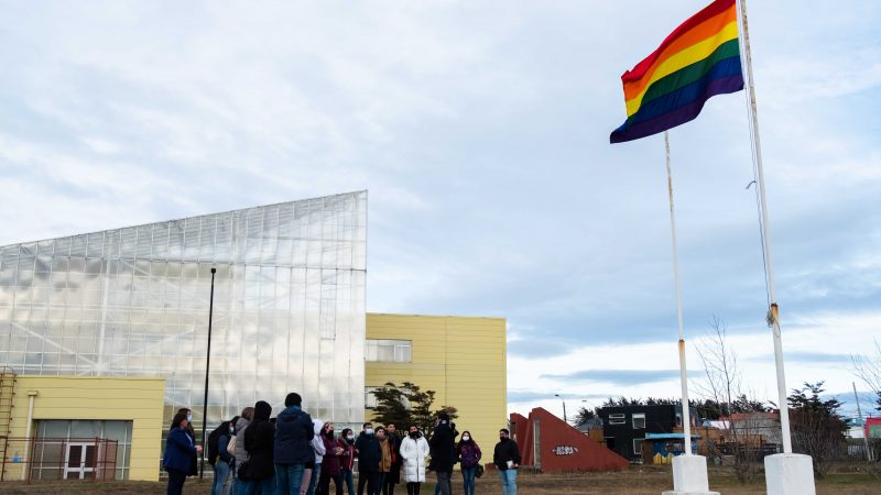 En el Día Internacional del Orgullo, UMAG volvió a izar la bandera de las diversidades