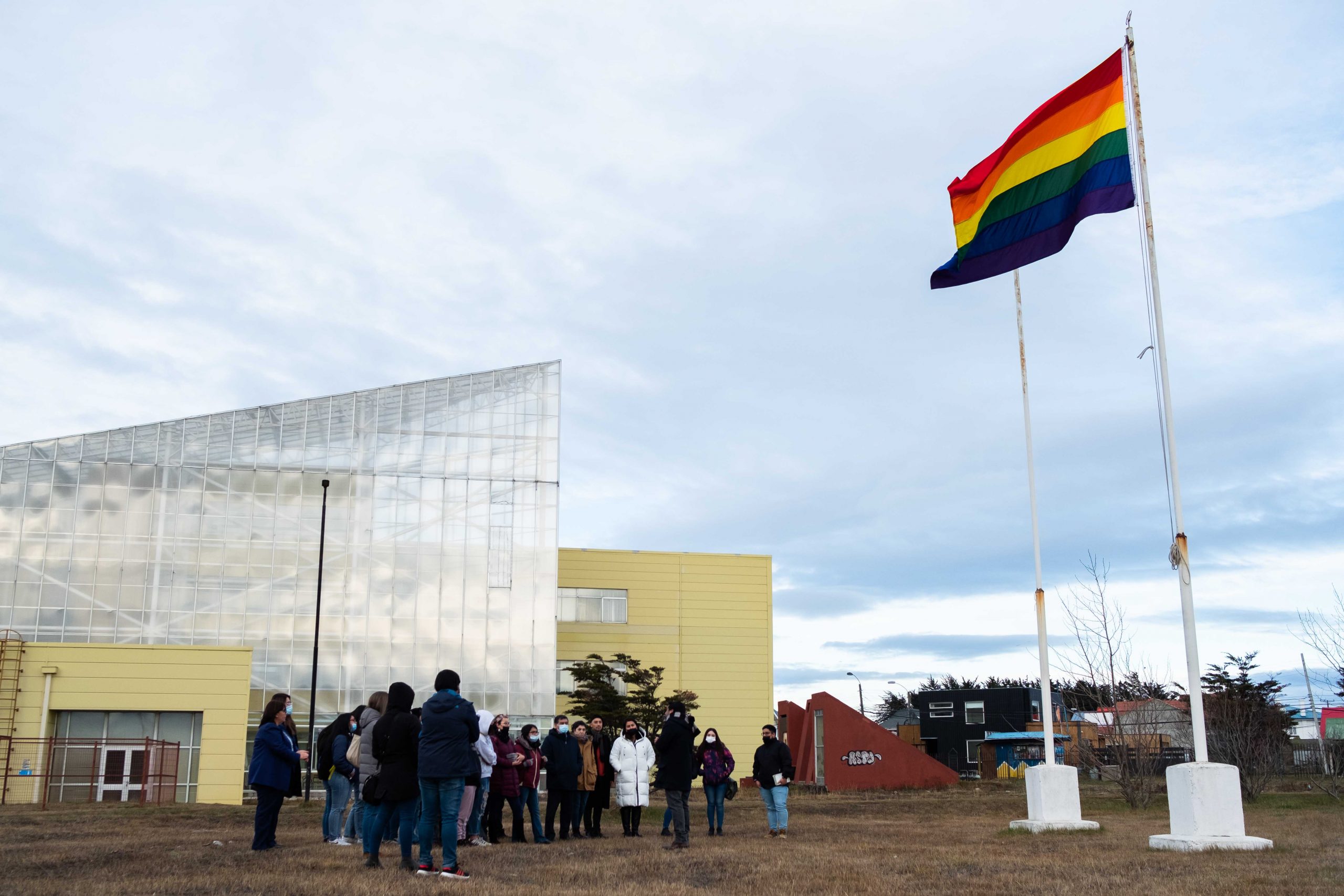 En el Día Internacional del Orgullo, UMAG volvió a izar la bandera de las diversidades
