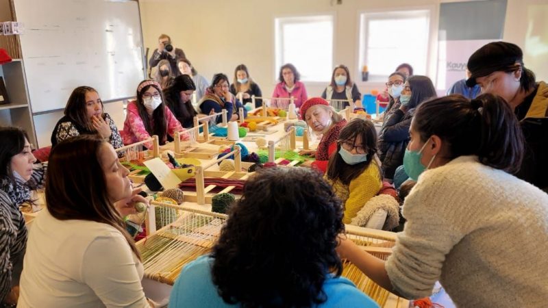 Kauyeken y Municipalidad de Río Verde realizan novedoso Taller Textil en Isla Riesco