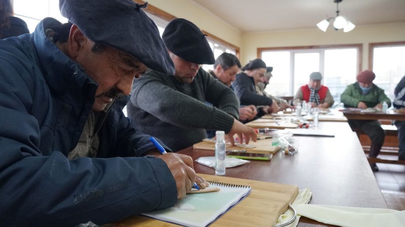 Municipalidad de Río Verde enseña a   vecinos y vecinas el hermoso arte en cuero a través de Taller Talabartero