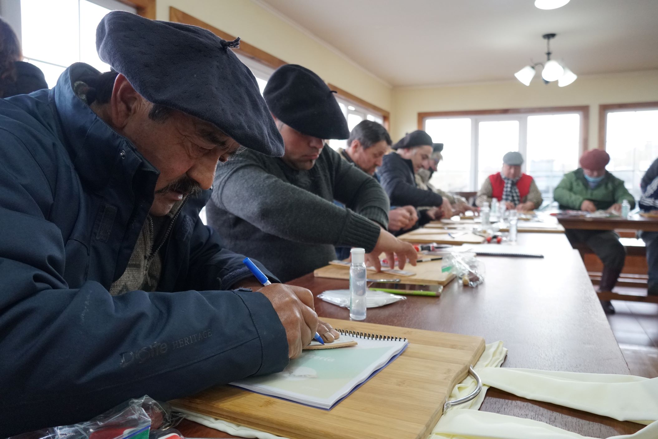 Municipalidad de Río Verde enseña a   vecinos y vecinas el hermoso arte en cuero a través de Taller Talabartero
