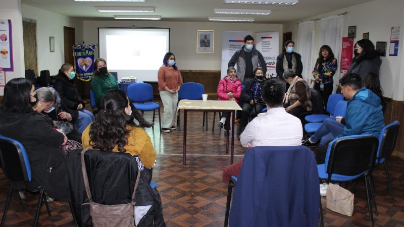 Jornada de Gobierno en terreno en la Unión Comunal de Adultos Mayores de Puerto Natales | Delegada y SEREMIS difunden «100 días de Gobierno»