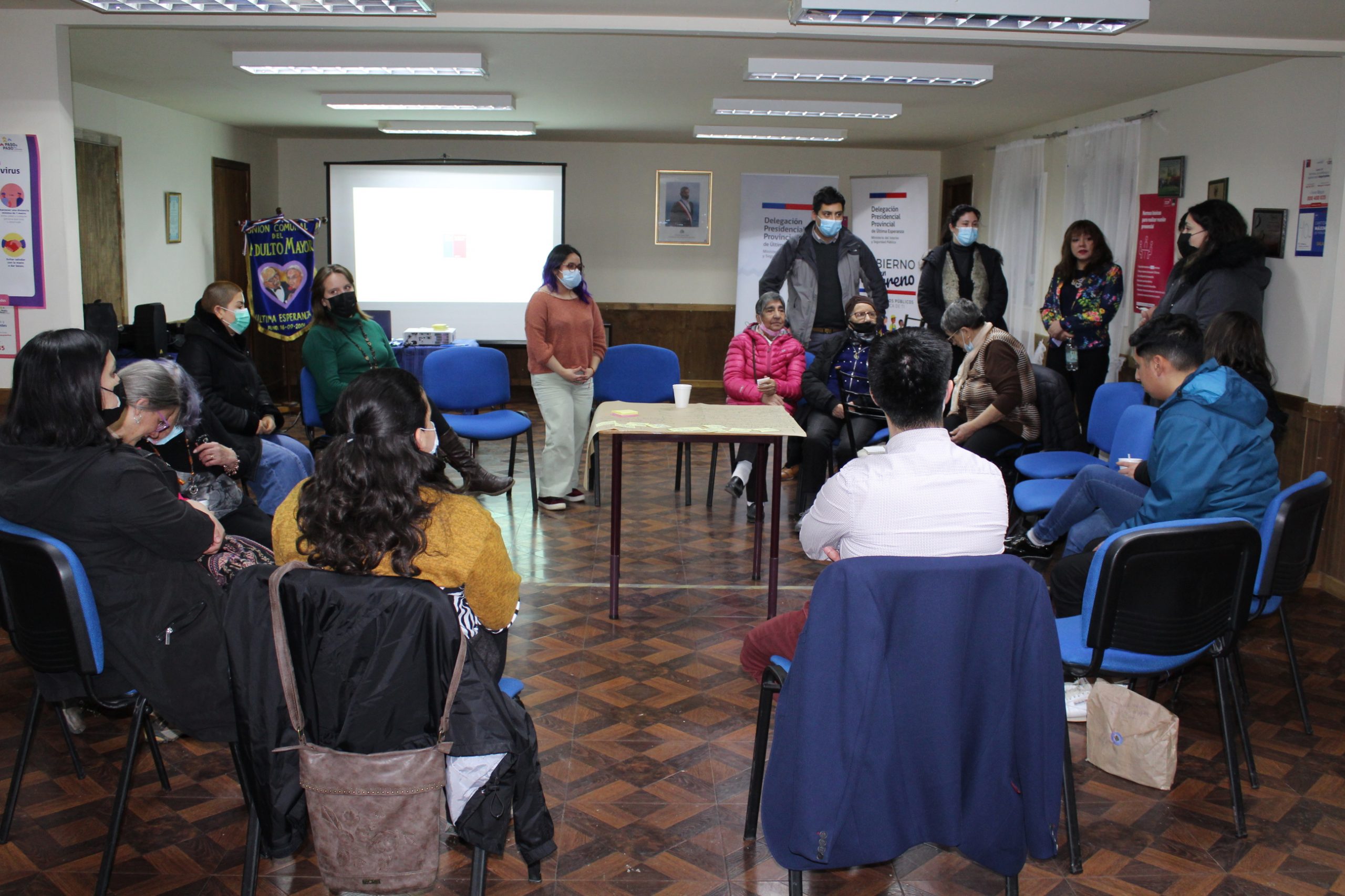 Jornada de Gobierno en terreno en la Unión Comunal de Adultos Mayores de Puerto Natales | Delegada y SEREMIS difunden «100 días de Gobierno»