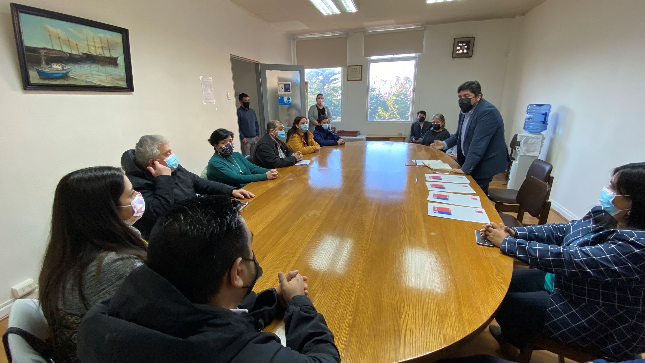 Seremi de Educación de Magallanes entrega más de 500 millones de pesos a escuelas de Laguna Blanca y San Gregorio