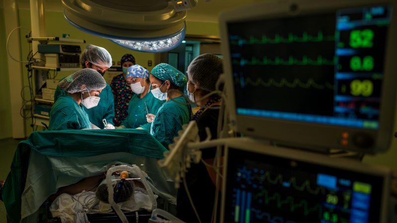 Colegio Médico Magallanes realizó cirugías en Punta Arenas para contribuir a acortar brechas en listas de espera | Esperan replicar esta iniciativa en hospitales de Puerto Natales y Porvenir