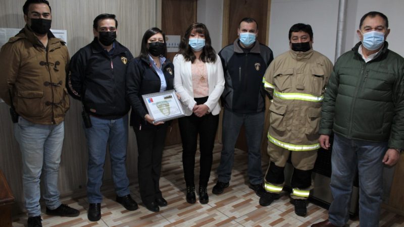 Bomberos de UItima Esperanza reciben saludo de Delegada Provincial Romina Alvarez