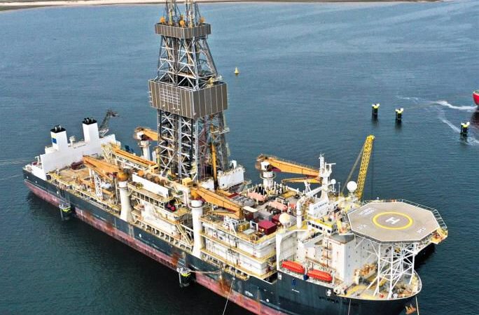 Buque para perforación y sondajes petroleros en tránsito por el Estrecho de Magallanes