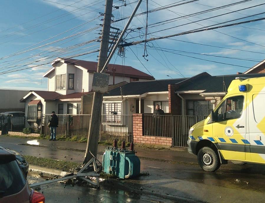 182 clientes de EDELMAG sin luz, producto de choque en poste de media tensión en sector poniente de Punta Arenas