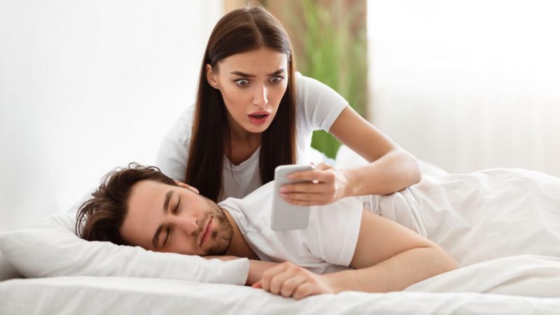 Mi novio me engaña: cómo puedo tener pruebas de ello