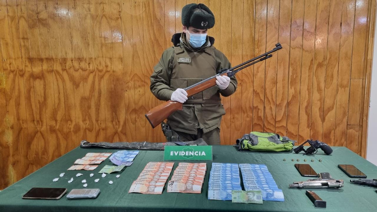 Carabineros logra desbaratar banda criminal Procedimiento policial por tráfico ilícito en pequeñas cantidades de cocaína e infracción a ley de armas