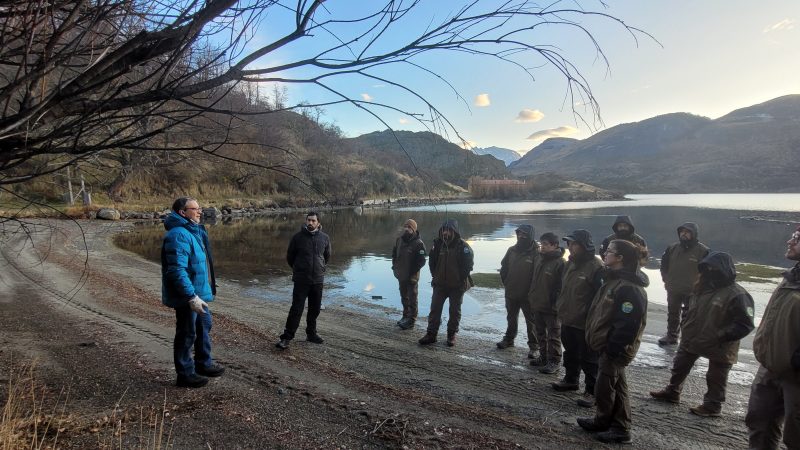 Guardaparques de parques nacionales Torres del Paine y Kawésqar se preparan para prevenir la amenaza del castor