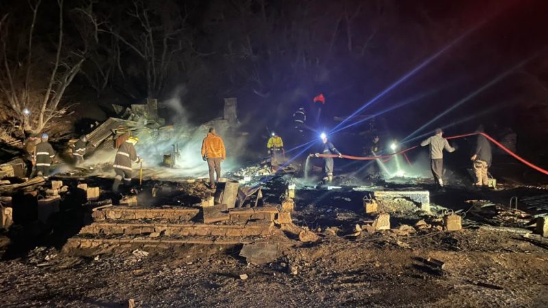 Bomberos controló incendio en Camping Pehué en el Parque Nacional Torres del Paine.