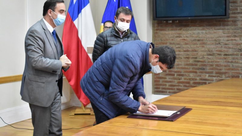 Gobernador Regional firmó el convenio para invertir 5 mil millones en la red de semáforos sincronizados de Punta Arenas