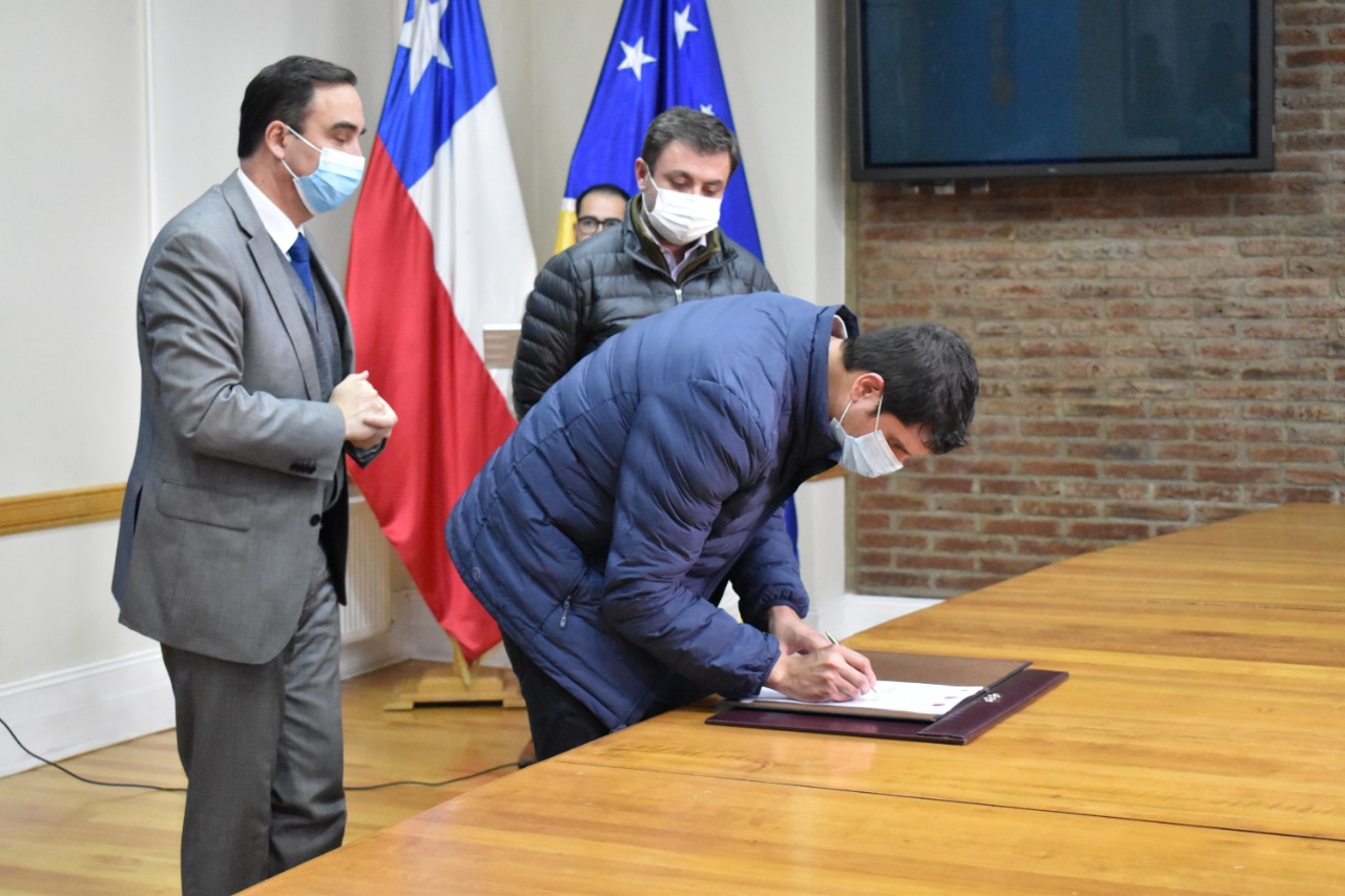 Gobernador Regional firmó el convenio para invertir 5 mil millones en la red de semáforos sincronizados de Punta Arenas