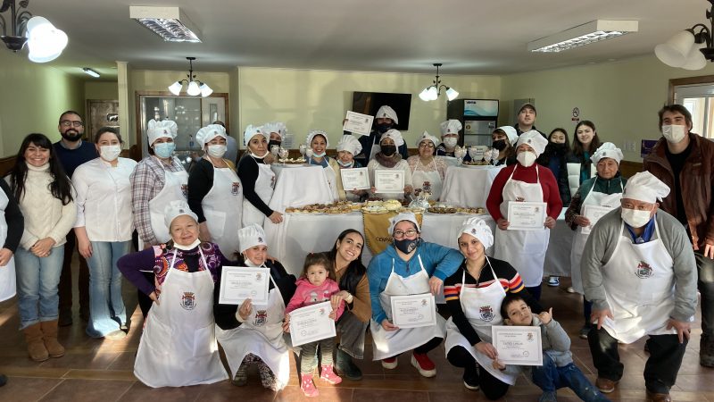 Municipalidad de Río Verde certifica a vecinos y vecinas en Repostería | Taller benefició a 17 mujeres y 3 hombres, que aprendieron y perfeccionaron técnicas y recetas de este importante oficio