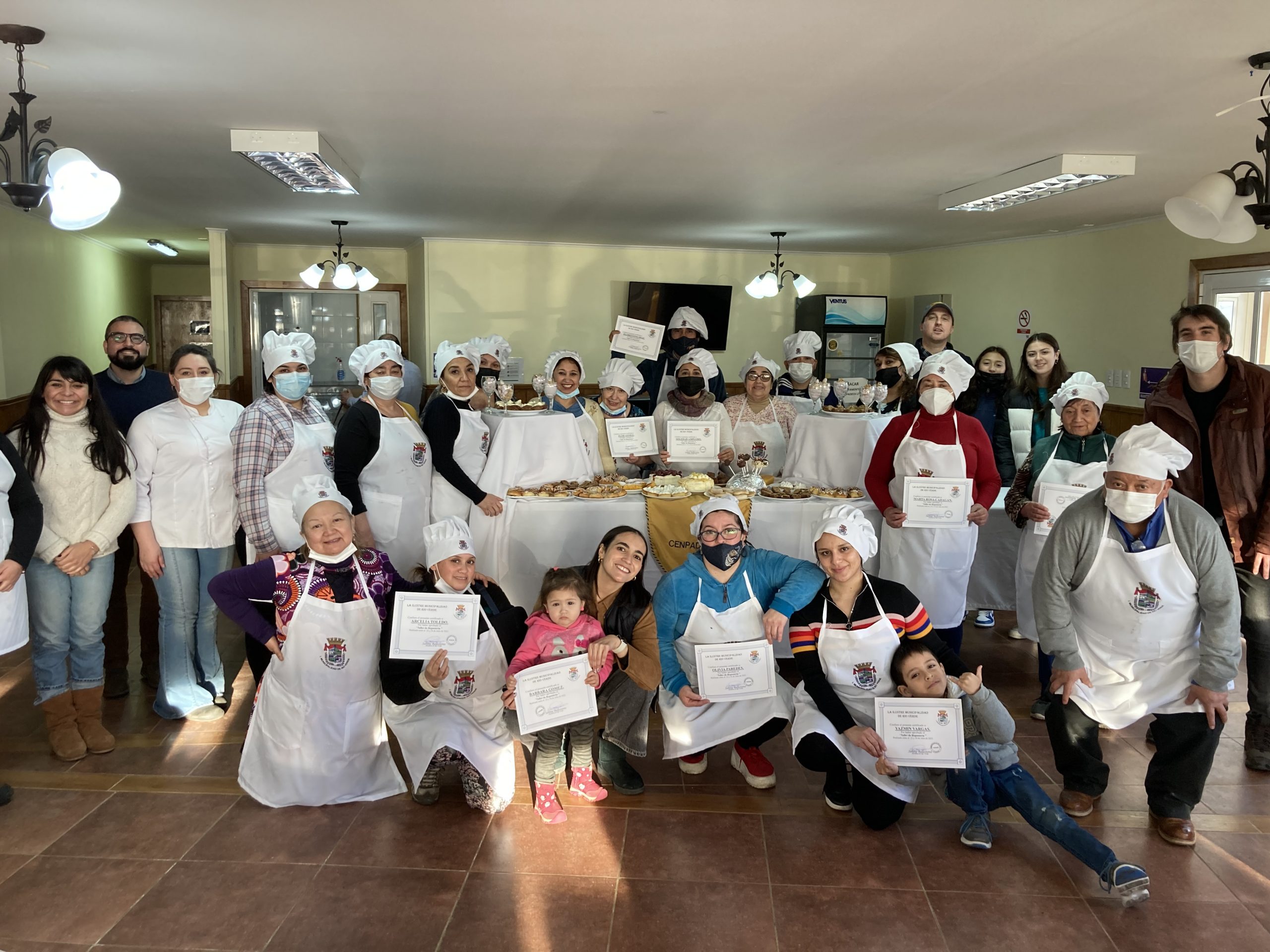 Municipalidad de Río Verde certifica a vecinos y vecinas en Repostería | Taller benefició a 17 mujeres y 3 hombres, que aprendieron y perfeccionaron técnicas y recetas de este importante oficio