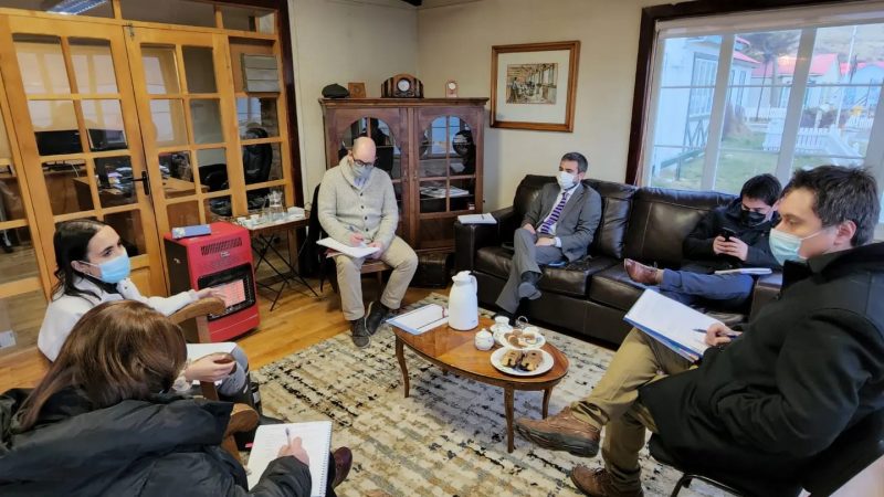 Alcaldesa de Río Verde recibe a Seremi de Desarrollo Social y director de FOSIS para generar trabajo conjunto en la comuna