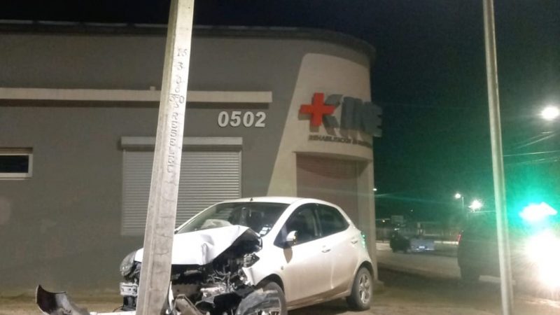 301 clientes del Barrio Prat sin suministro eléctrico por poste chocado durante la madrugada.            
