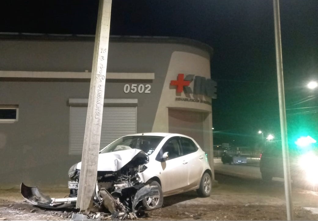 301 clientes del Barrio Prat sin suministro eléctrico por poste chocado durante la madrugada.