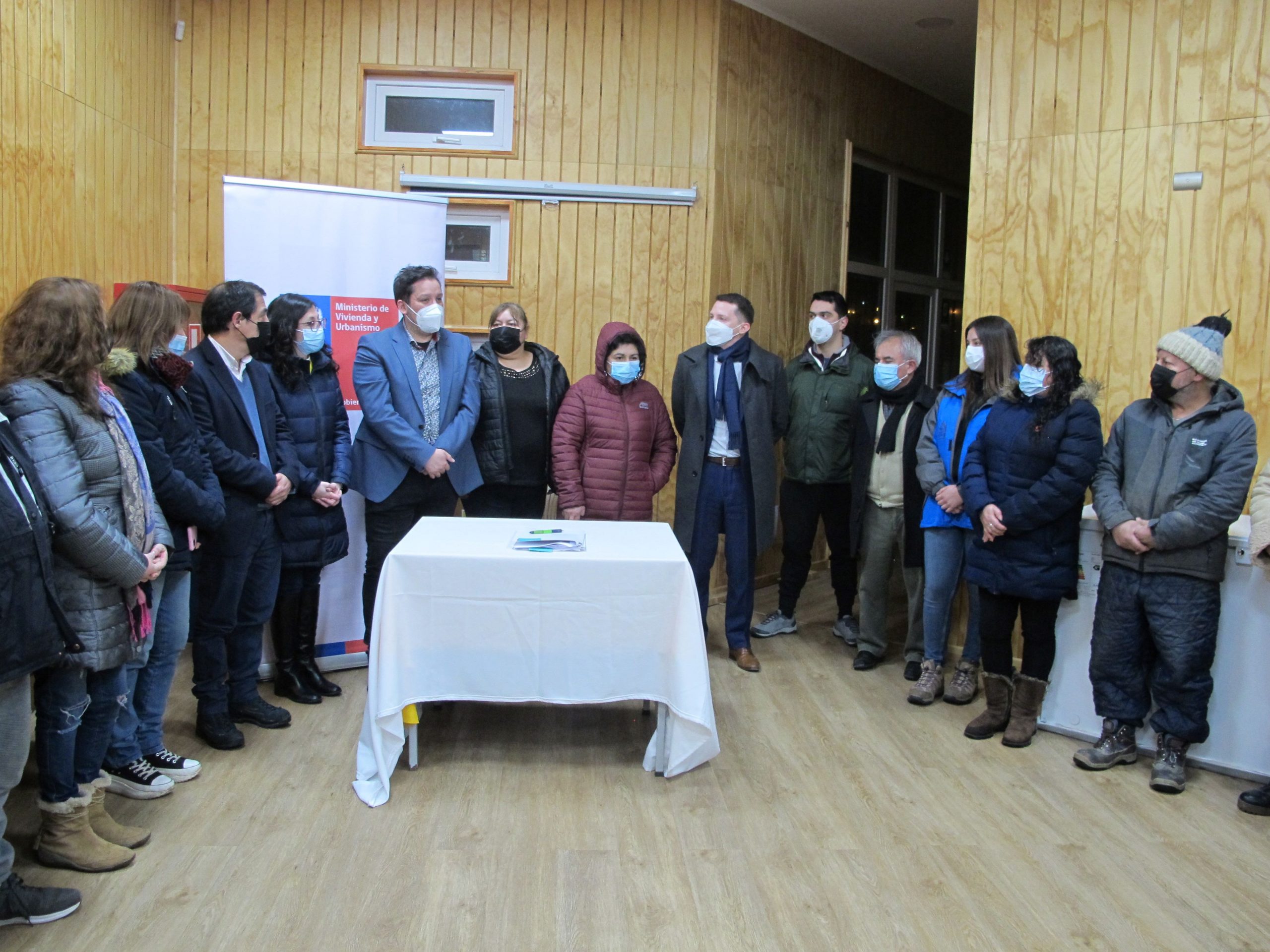 Minvu dio inicio oficial a obras de mejoramiento de condominio Archipiélago de Chiloé con firma de contrato entre agrupaciones y empresas